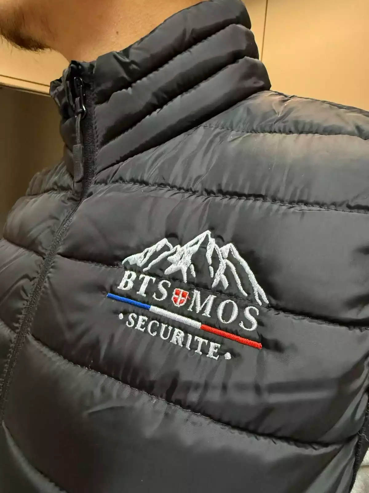 Broderie veste sans manche BTS MOS Avant